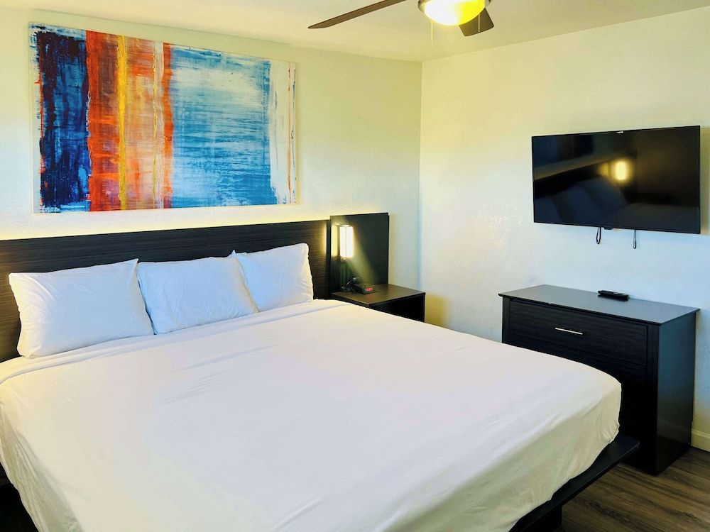Standard Room, 1 King Bed, Non Smoking, Kitchenette
