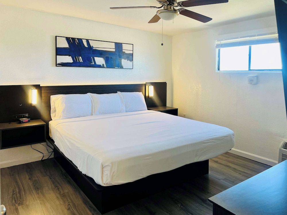 Standard Room, 1 King Bed, Non Smoking, Kitchenette