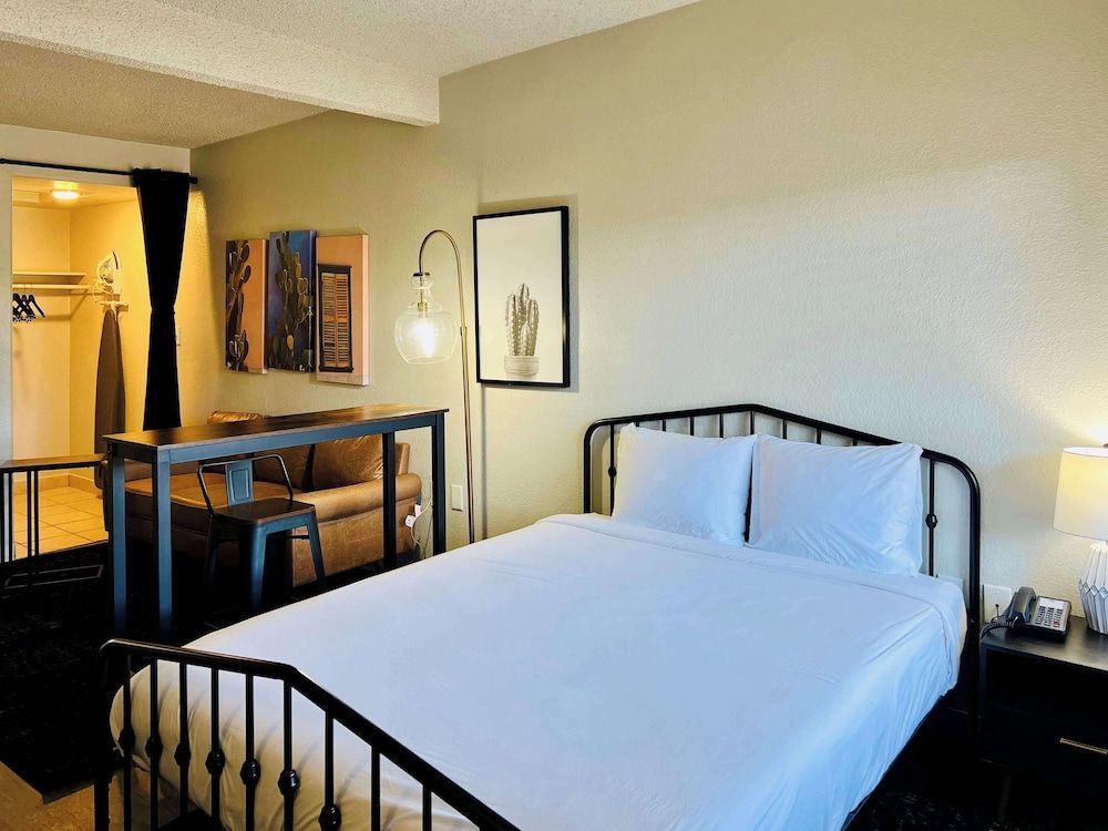 Deluxe Room, 1 Queen Bed, Non Smoking, Kitchenette