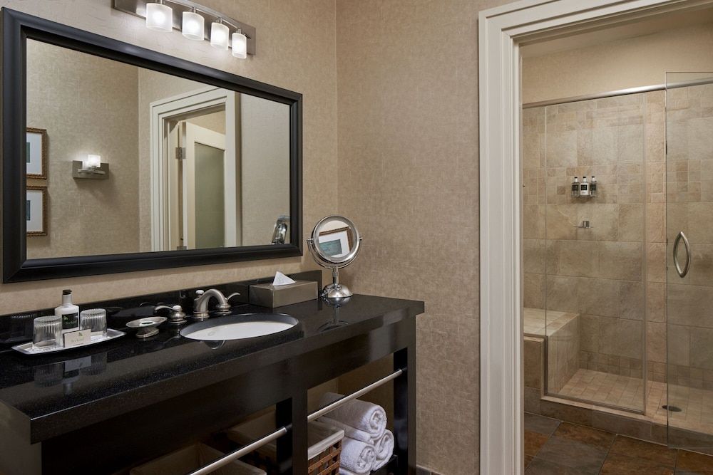 Craddock Terry Hotel, Lynchburg, a Tribute Portfolio Hotel Standard Room, 1 King Bed 3