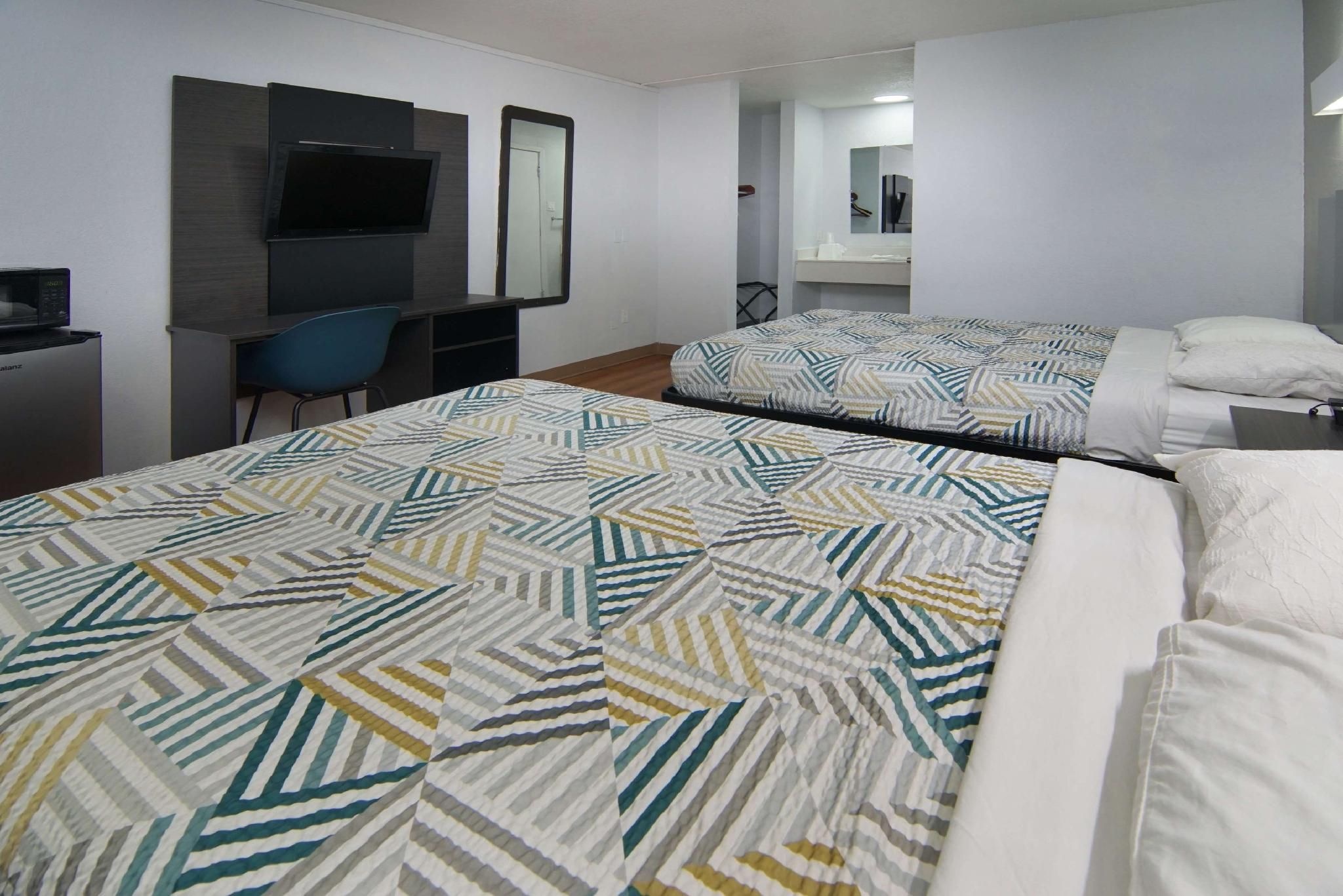 2 Queen Beds Mob Acc RI Shwr Nsmk Micfridg