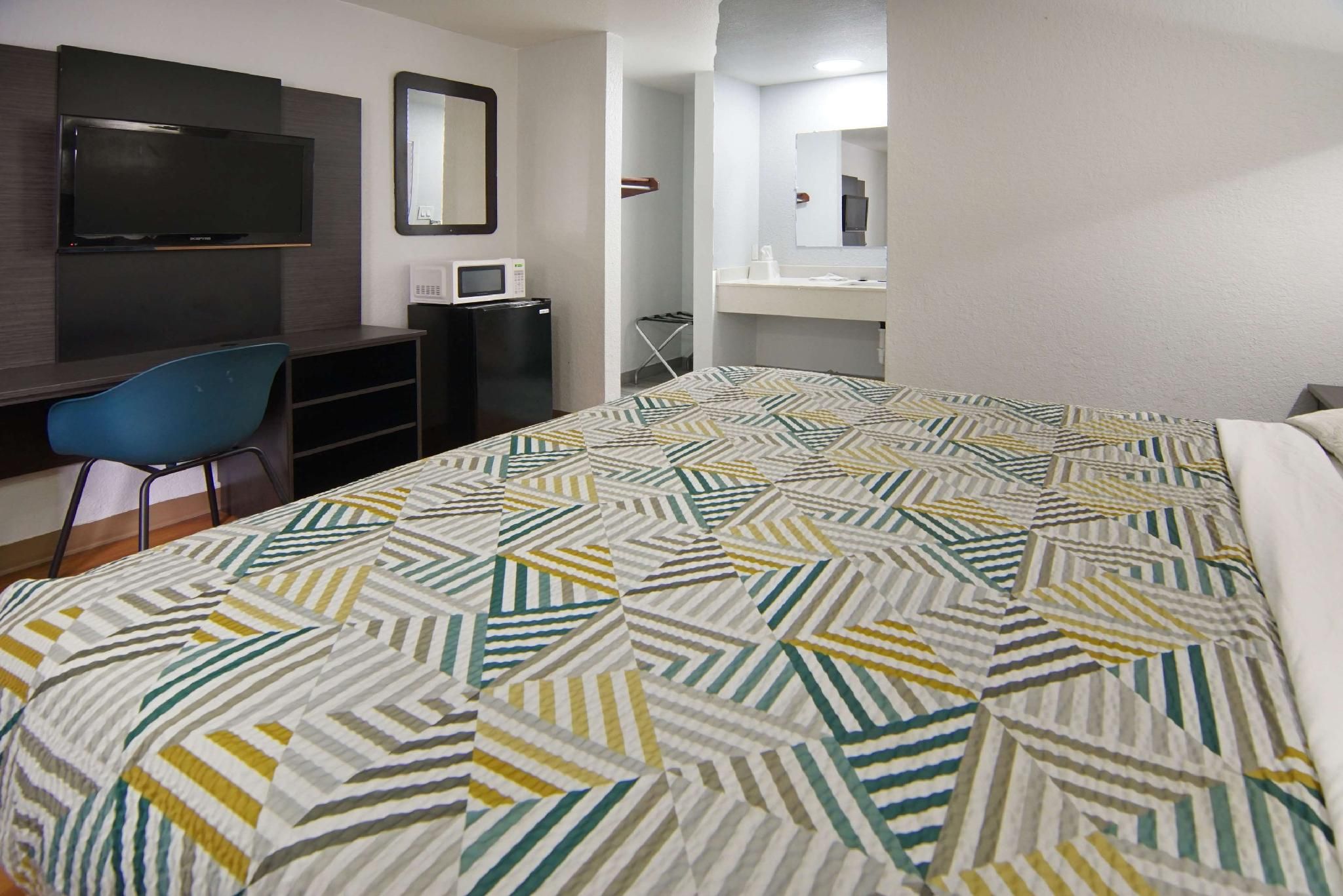 1 King Bed | Non-Smoking, Micfridge