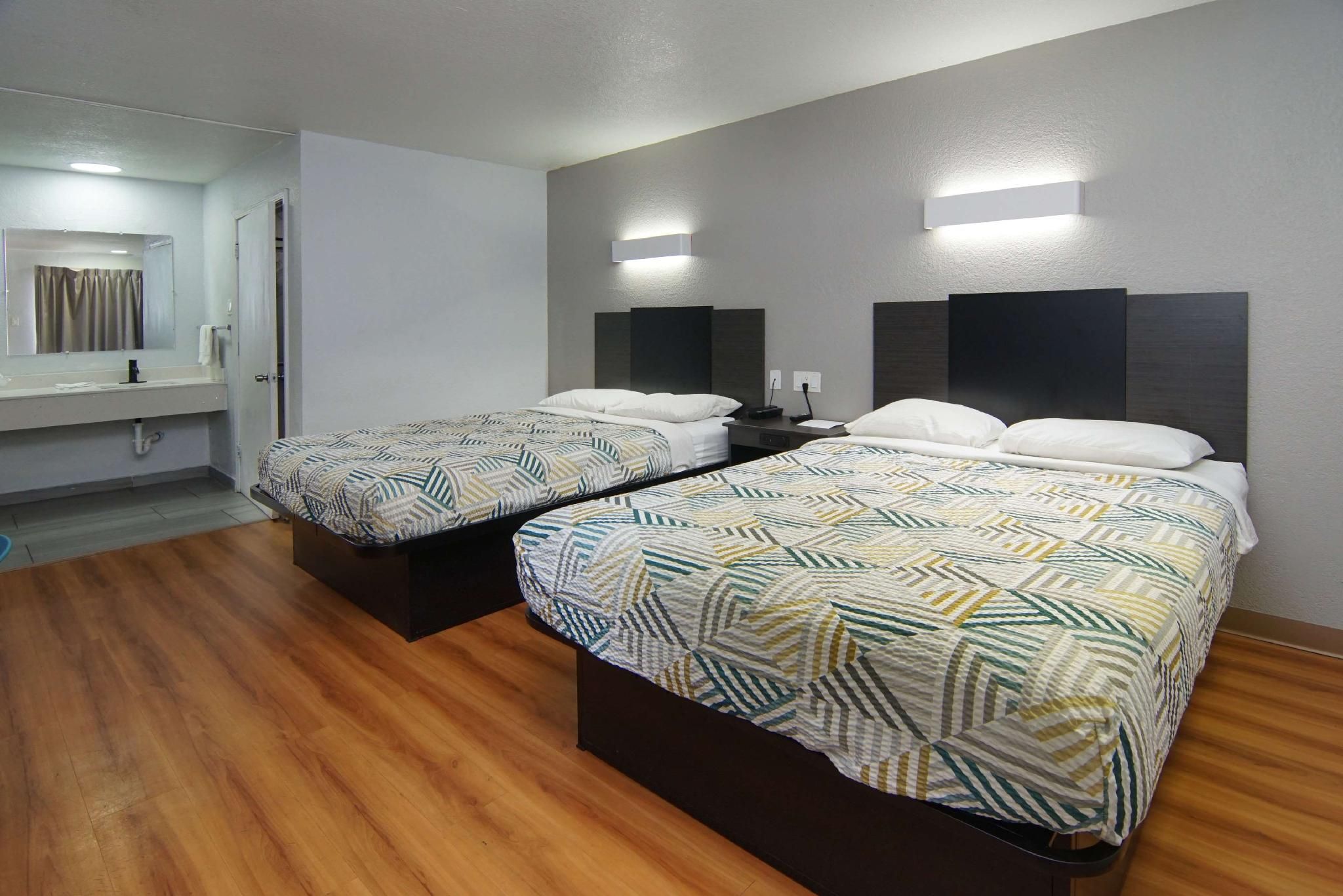 2 Queen Beds Mob Acc RI Shwr Nsmk Micfridg