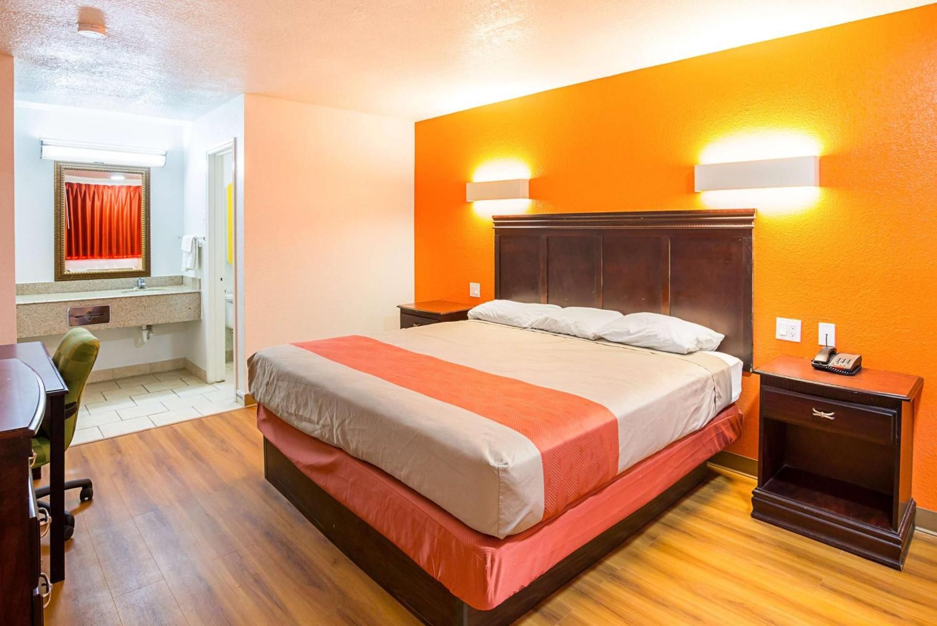 Deluxe King Room - Non-Smoking