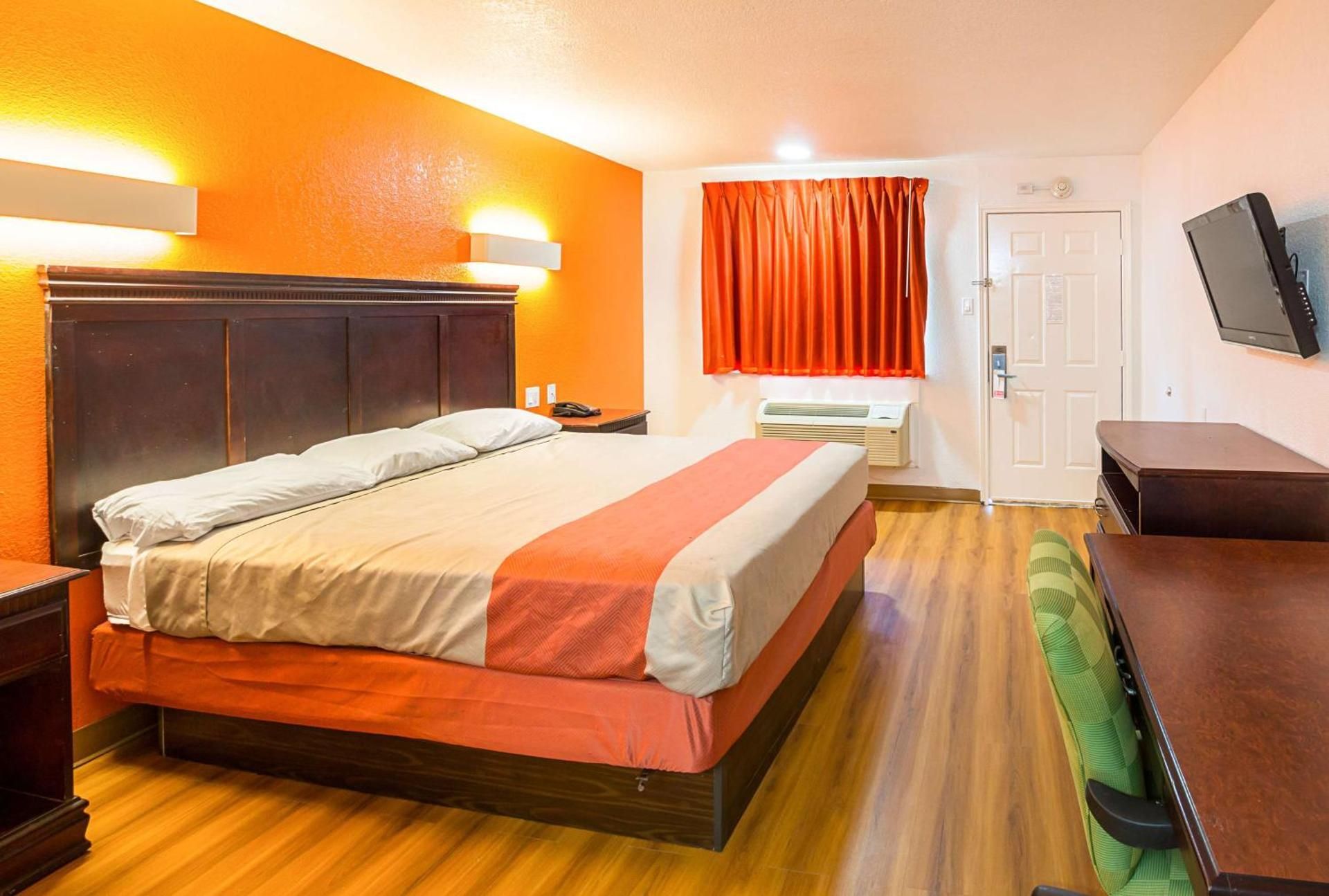 Deluxe King Room - Non-Smoking