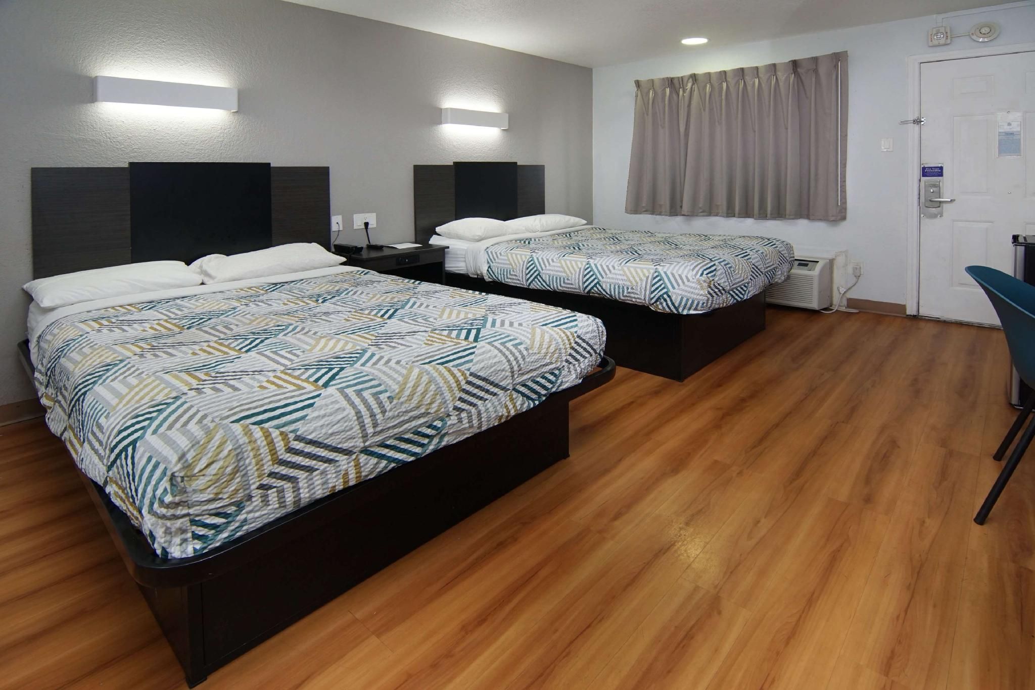 2 Queen Beds Mob Acc RI Shwr Nsmk Micfridg