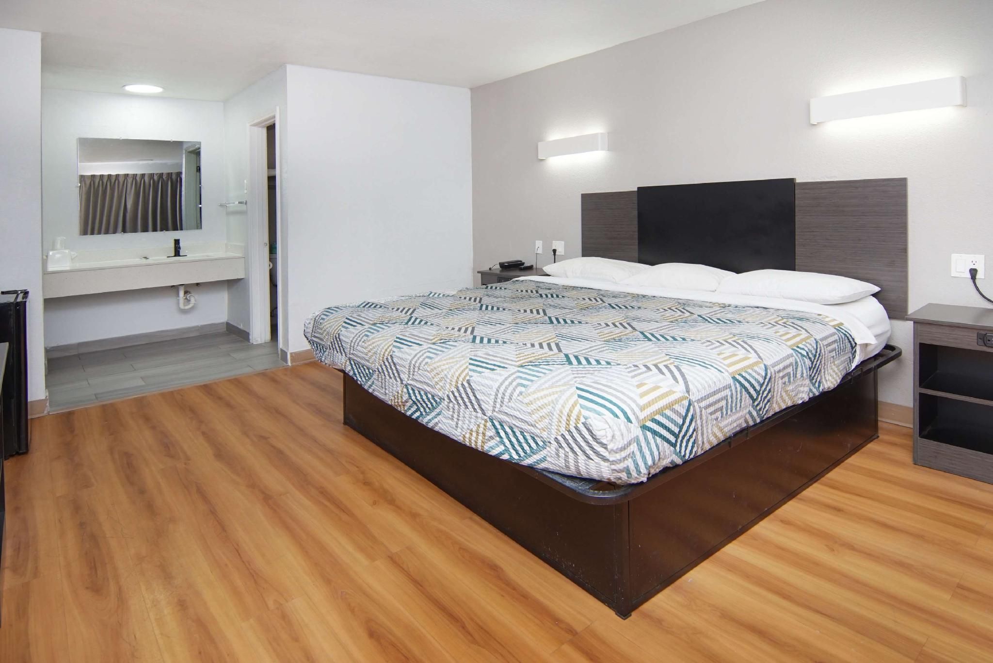 1 King Bed | Non-Smoking, Micfridge