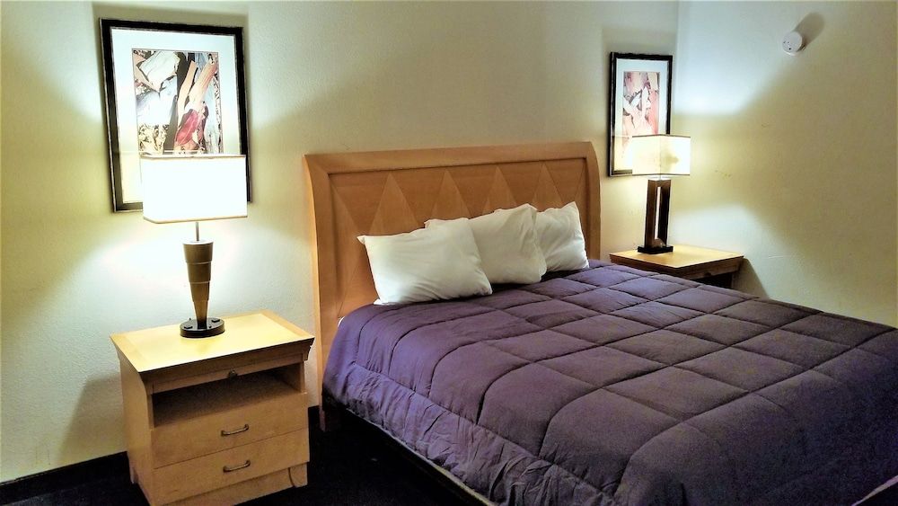 Basic Room, 1 King Bed, Non Smoking