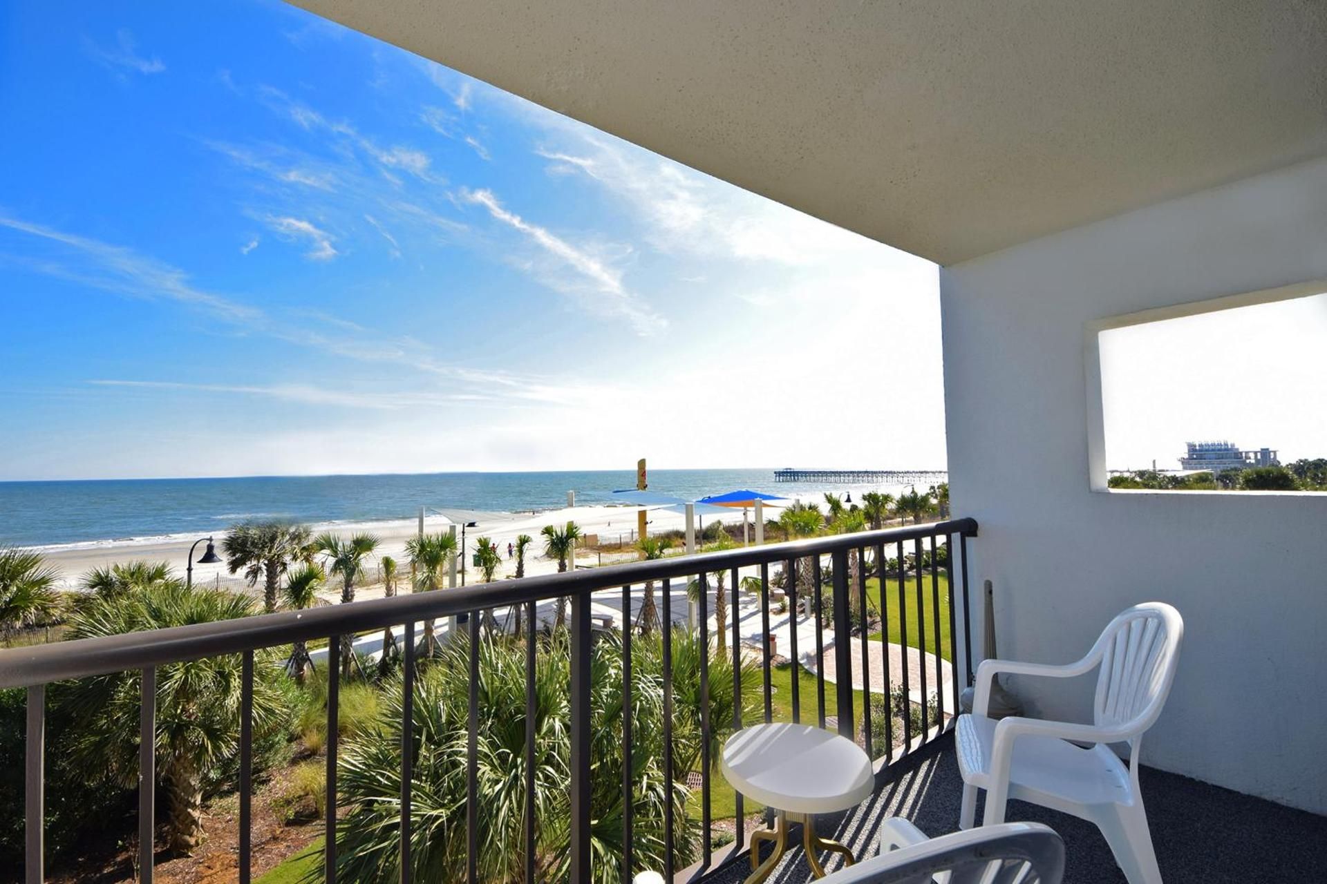 1 Bedroom Oceanfront Efficiency with 1 Queen Bed and 1 Sleeper Sofa (Twin)  C1