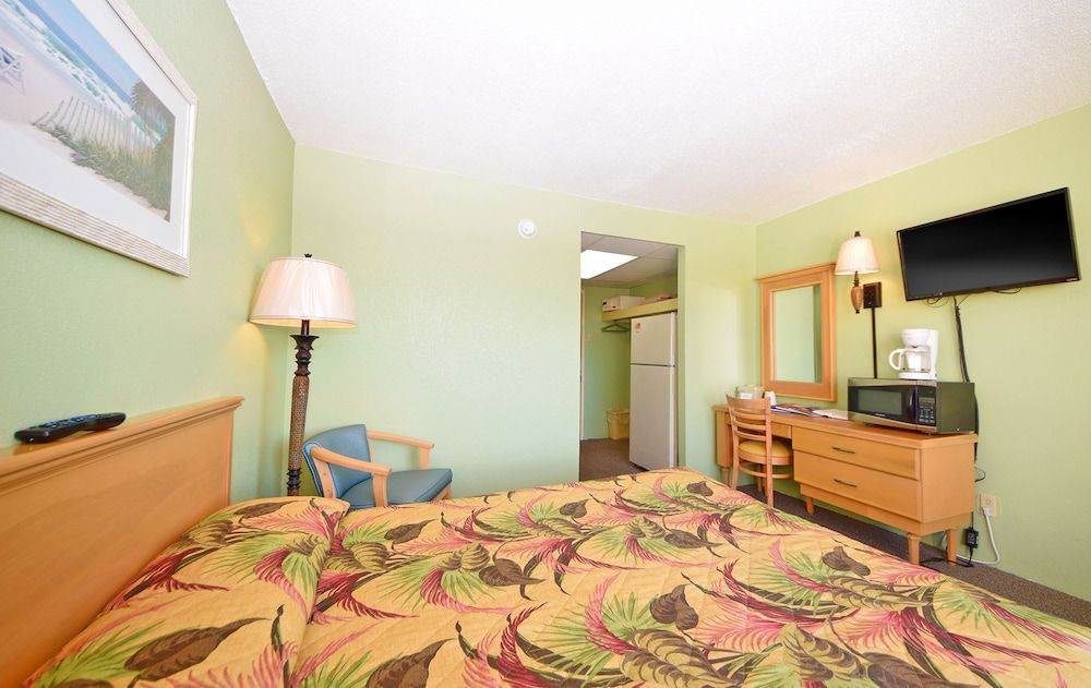 1 Bedroom Pool/Boulevard View Single with 1 Queen Bed - F