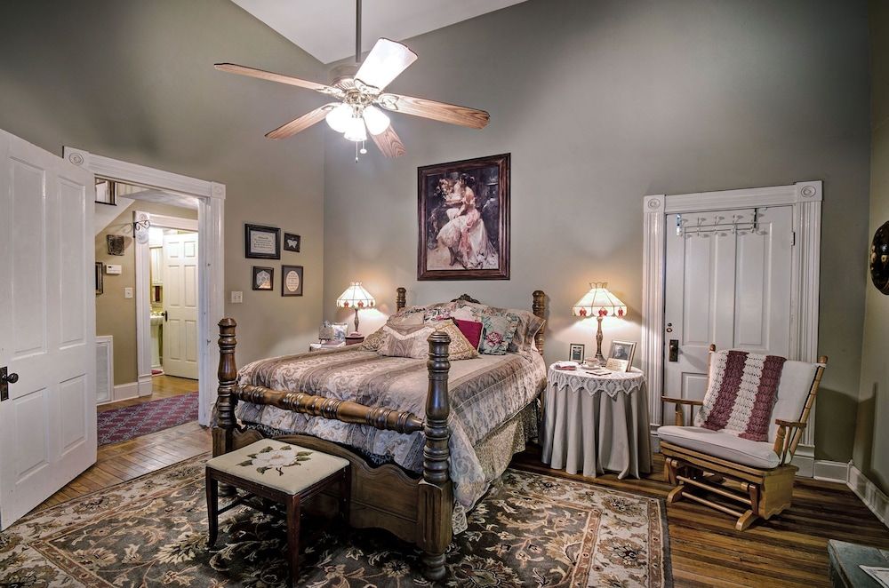 Traditional Room, 1 Queen Bed, Private Bathroom, Hill View