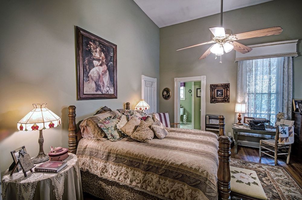 Traditional Room, 1 Queen Bed, Private Bathroom, Hill View