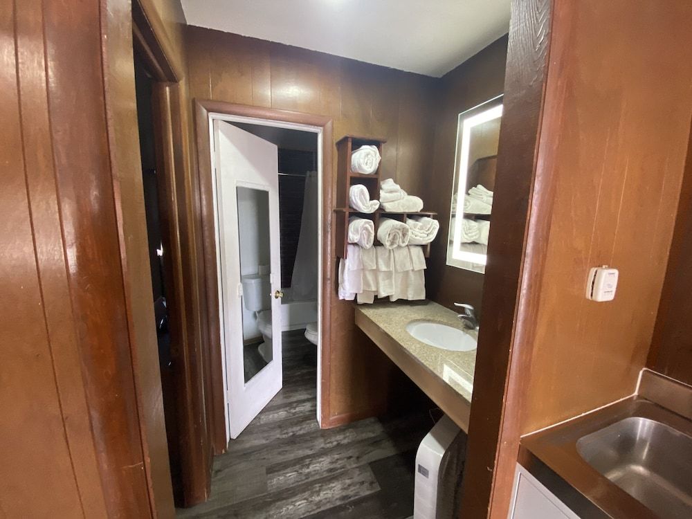 Rainbow Lodge Room, Private Bathroom (101,109,110) 9