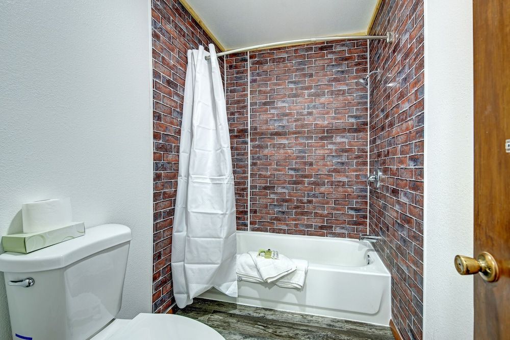 Rainbow Lodge Superior Suite, Private Bathroom (Room 105, 106, 107, 108) 8