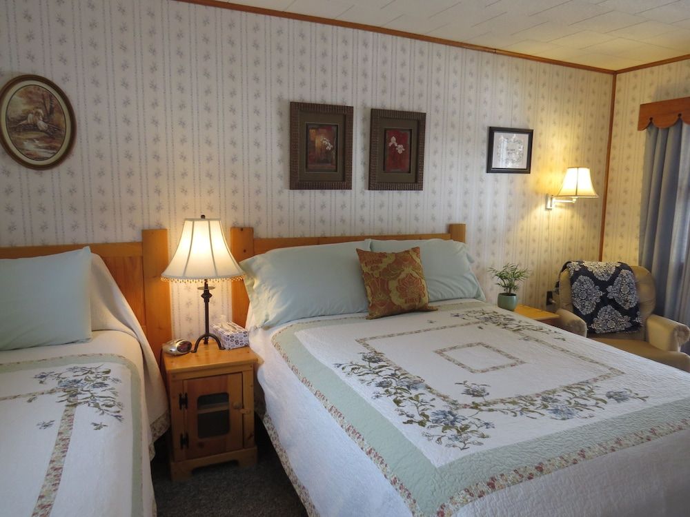 The Pines Country Inn Double Room, Multiple Beds