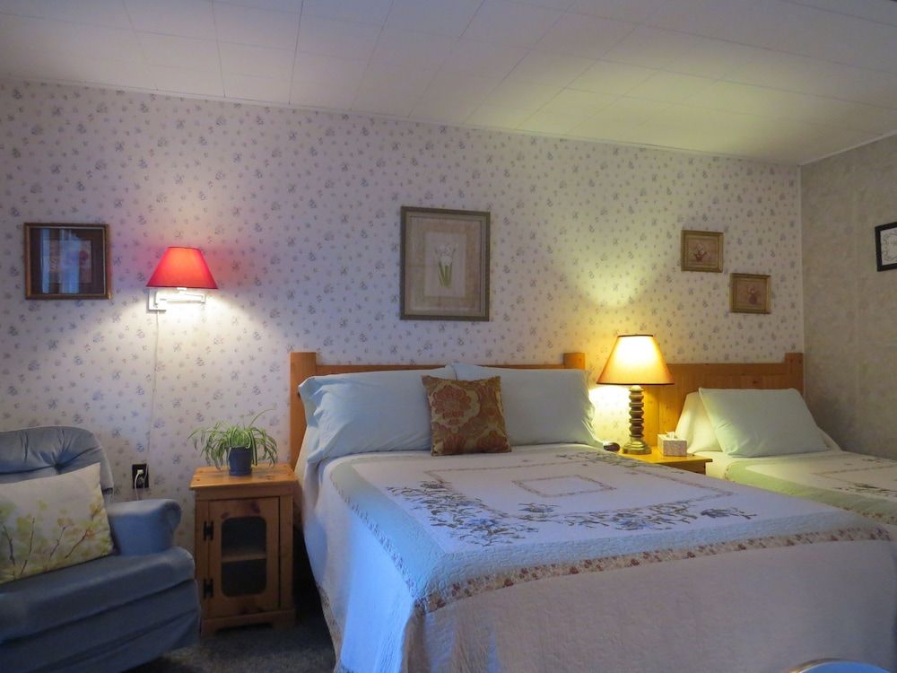 The Pines Country Inn Double Room, Multiple Beds 3