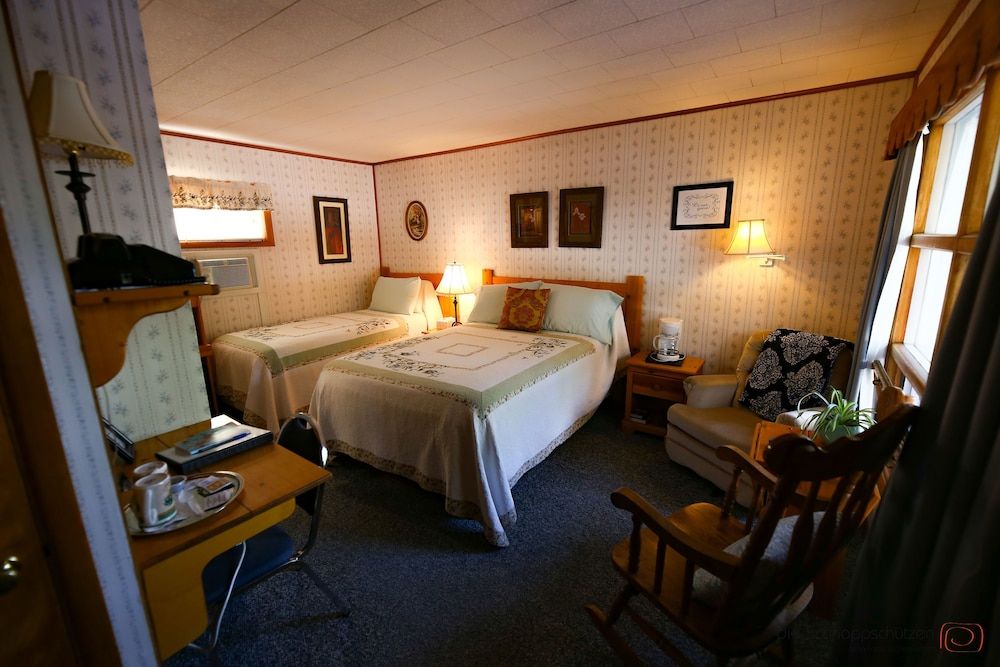 The Pines Country Inn Double Room, Multiple Beds 2
