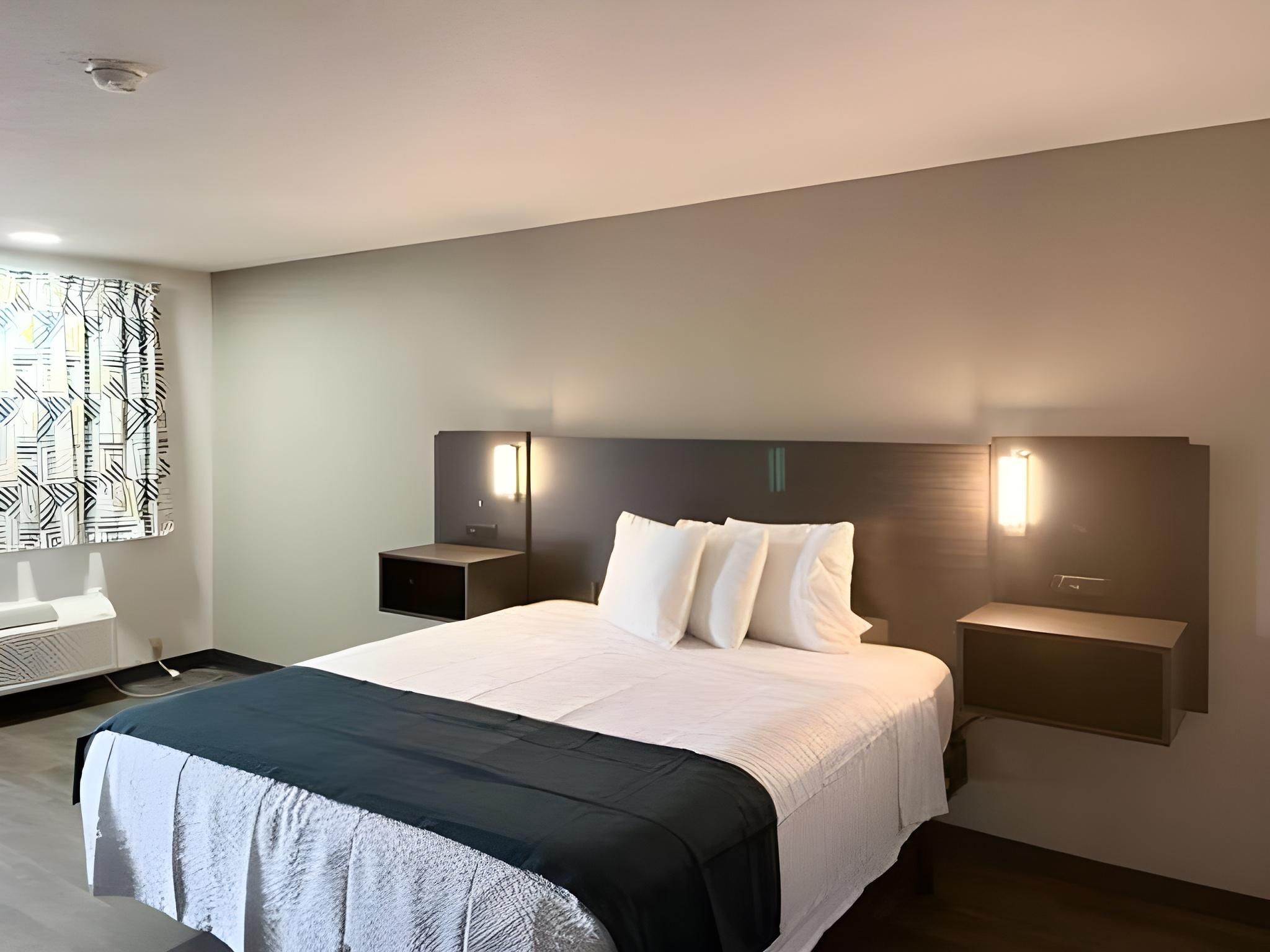 1 King Bed | Non-Smoking, Micfridge