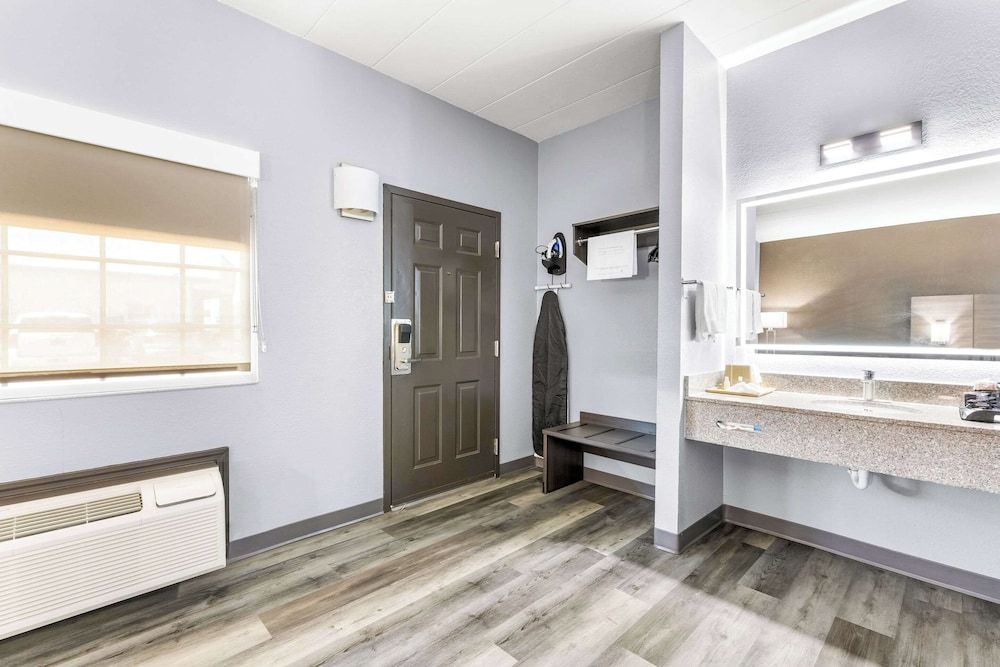 Quality Inn Standard Room, 1 King Bed, Non Smoking 5