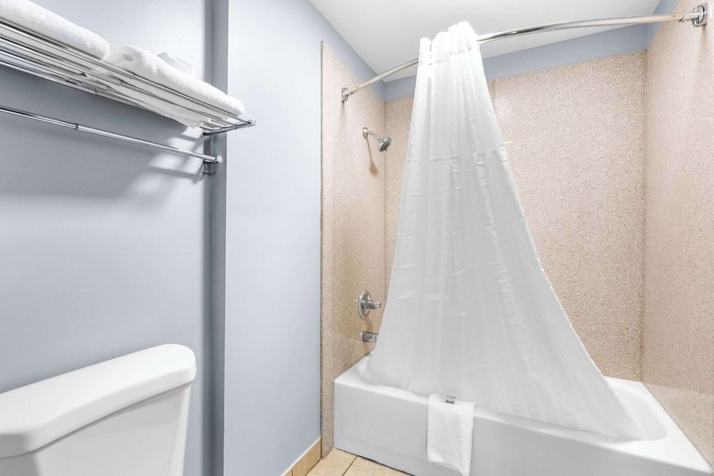 Quality Inn Standard Room, 2 Queen Beds, Non Smoking 5