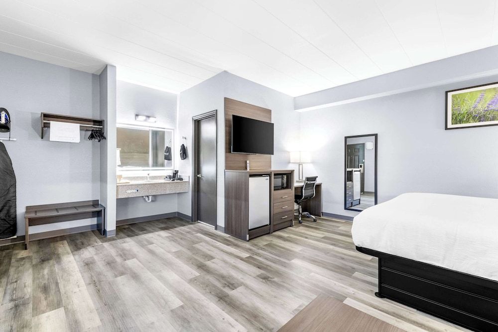 Quality Inn Standard Room, 1 King Bed, Non Smoking 2