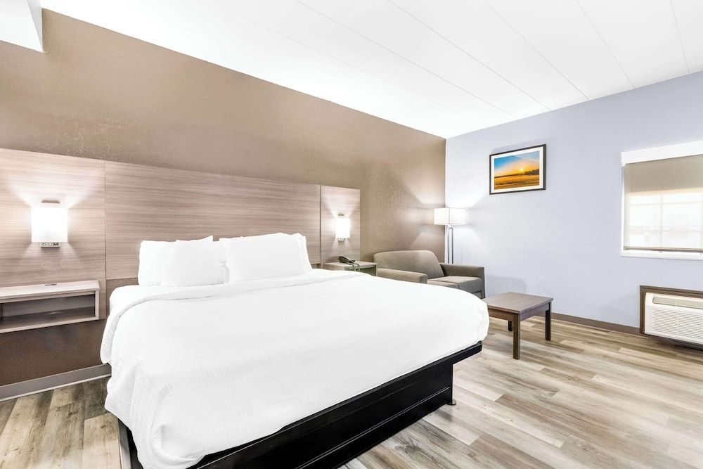 Quality Inn Standard Room, 1 King Bed, Non Smoking