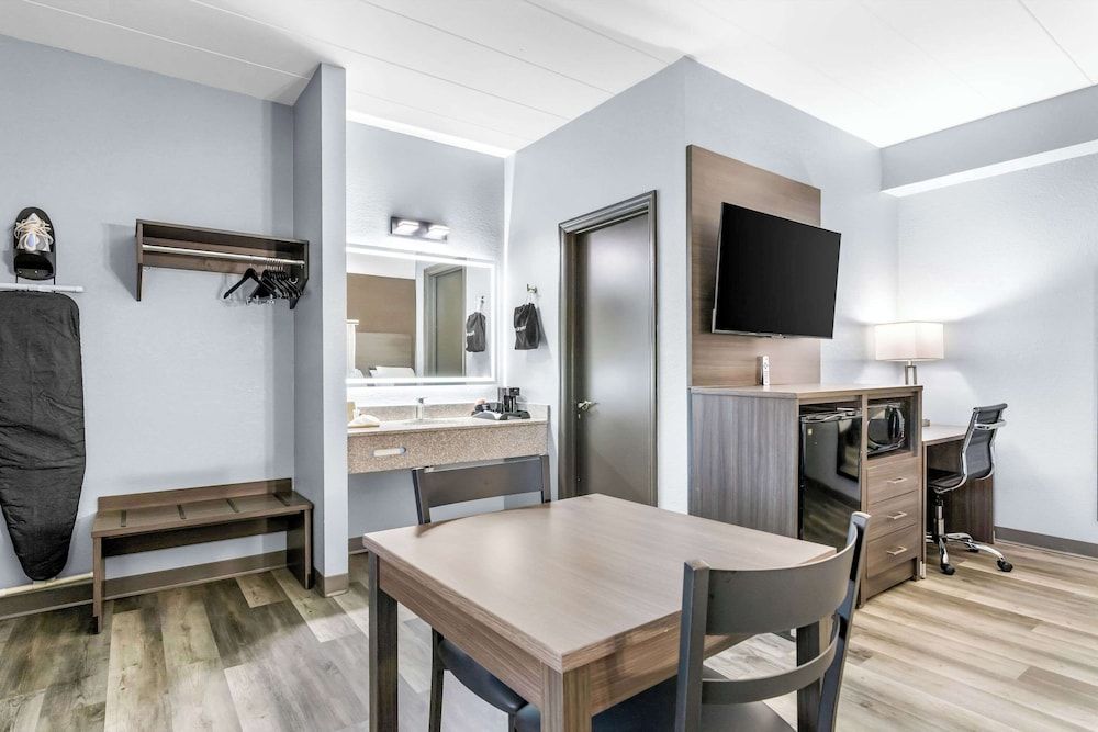 Quality Inn Standard Room, 2 Queen Beds, Non Smoking 6