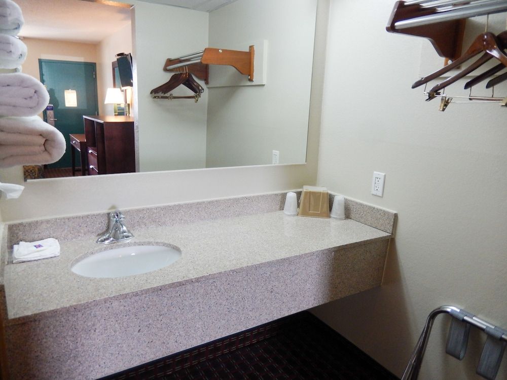 Studio 6 Suites Clarion, PA Standard Room, 1 King Bed, Smoking, Kitchen 5