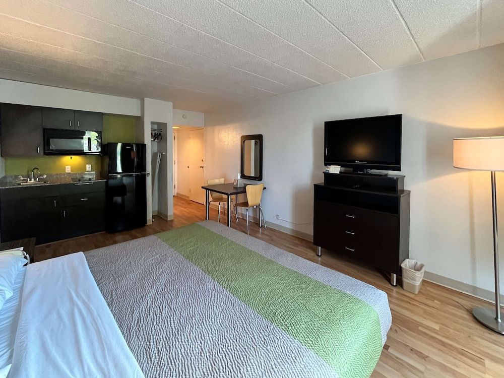 Studio 6 Suites Clarion, PA Standard Room, 1 King Bed, Smoking, Kitchen 2