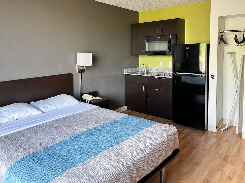 Studio 6 Suites Clarion, PA Standard Room, 1 Queen Bed, Non Smoking, Kitchen