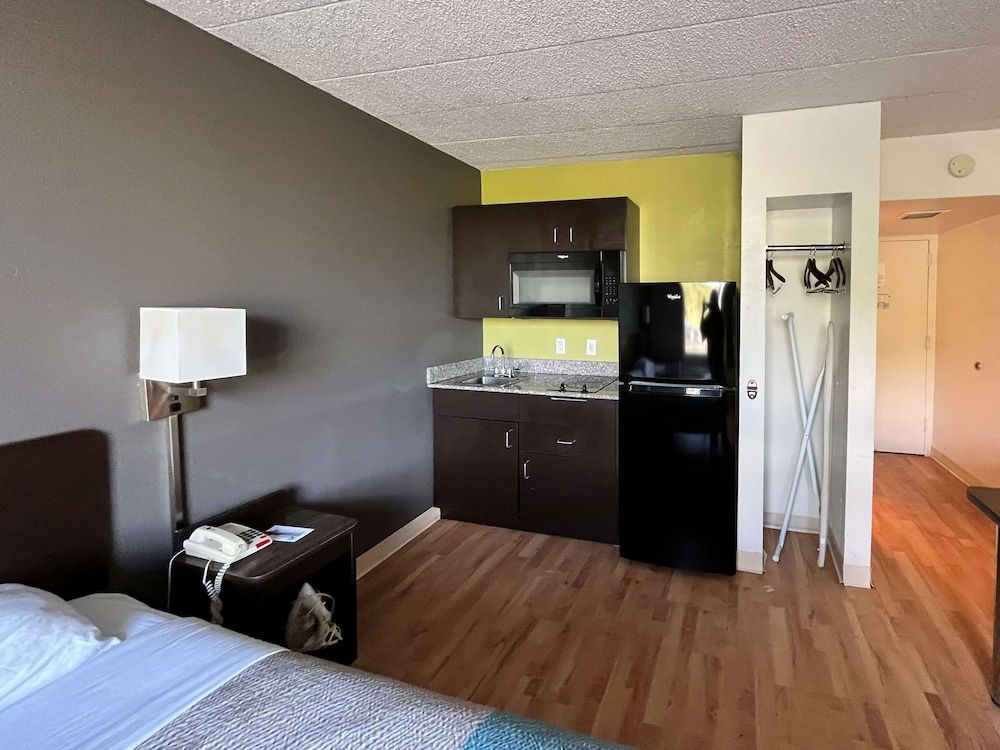 Studio 6 Suites Clarion, PA Standard Room, 1 Queen Bed, Non Smoking, Kitchen 5