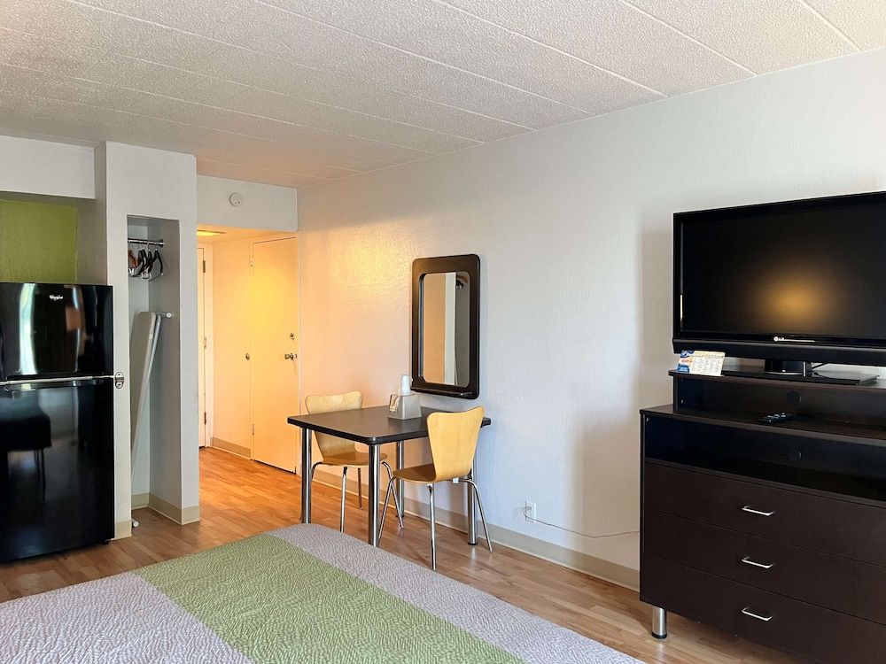 Studio 6 Suites Clarion, PA Standard Room, 1 King Bed, Smoking, Kitchen 6