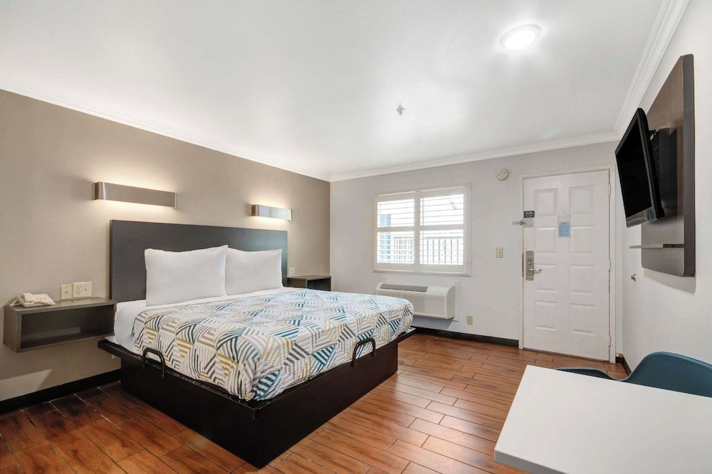 Deluxe Room, 1 King Bed, Accessible, Non Smoking