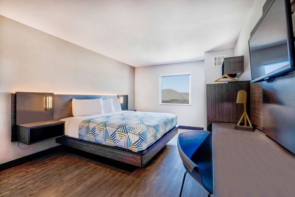 Deluxe Room, 1 King Bed, Accessible, Non Smoking