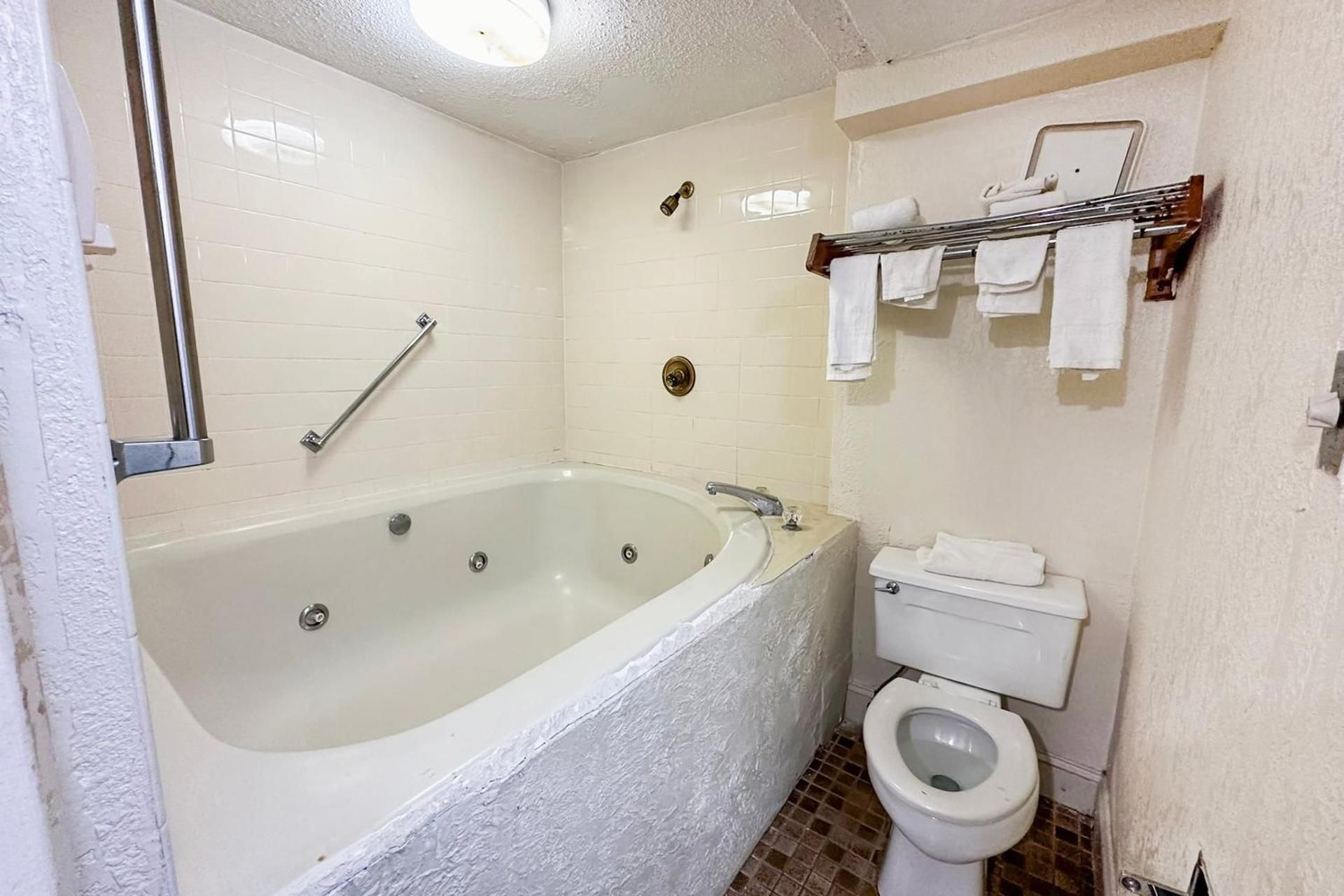Full Bed Non-Smoking with Kitchenette