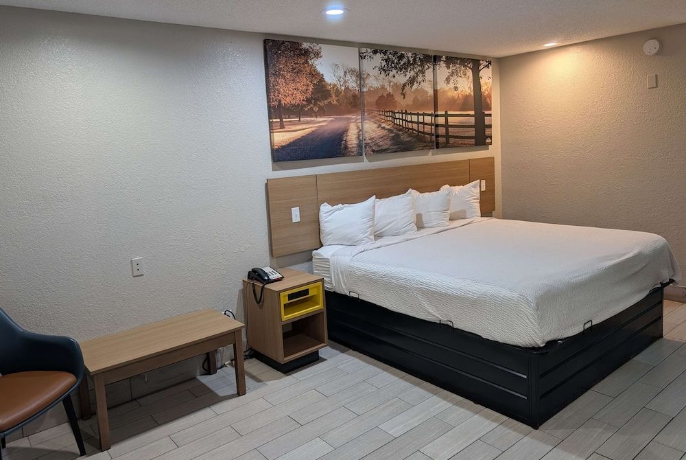 Days Inn by Wyndham Arcadia Louisiana Room, 1 King Bed, Non Smoking 4