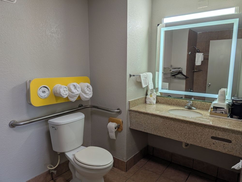 Days Inn by Wyndham Arcadia Louisiana Room, 2 Double Beds, Mobility Accessible, Non Smoking 3