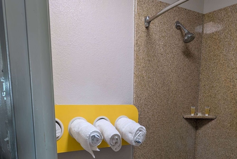 Days Inn by Wyndham Arcadia Louisiana Room, 1 King Bed, Non Smoking 10