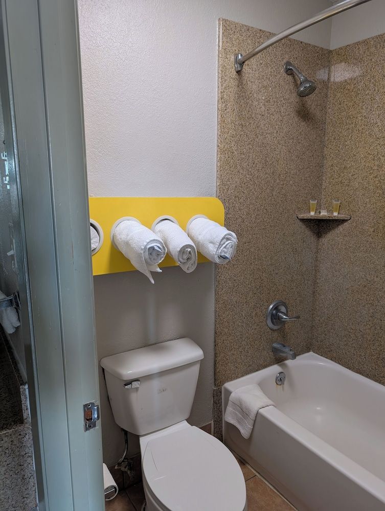 Days Inn by Wyndham Arcadia Louisiana Room, 1 King Bed, Non Smoking 8