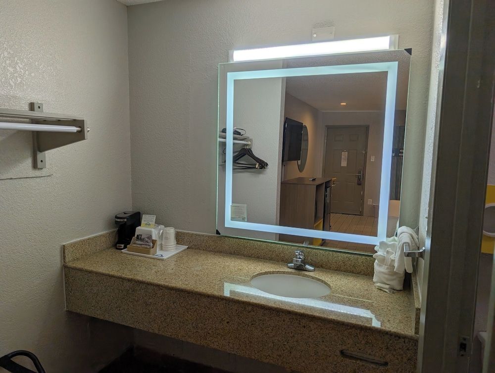 Days Inn by Wyndham Arcadia Louisiana Room, 1 King Bed, Non Smoking 6