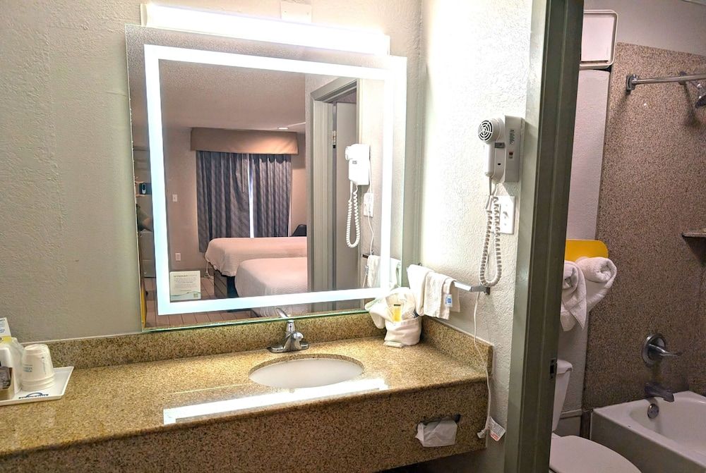 Days Inn by Wyndham Arcadia Louisiana Room, 1 King Bed, Non Smoking 9