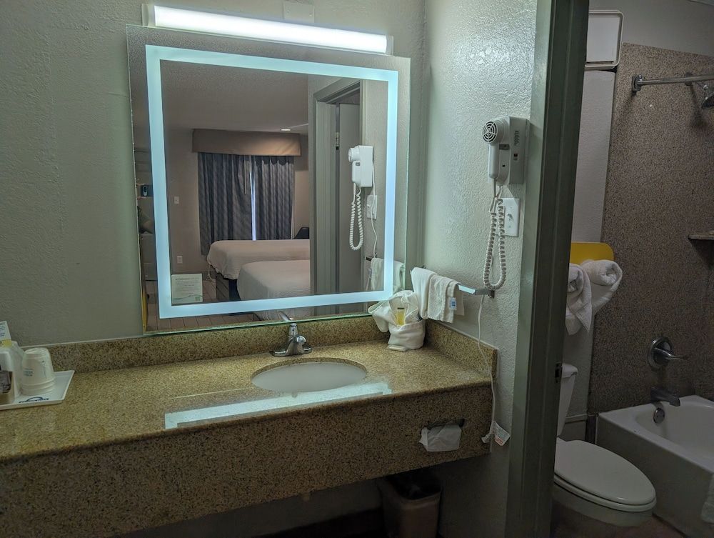 Days Inn by Wyndham Arcadia Louisiana Room, 1 King Bed, Non Smoking 7