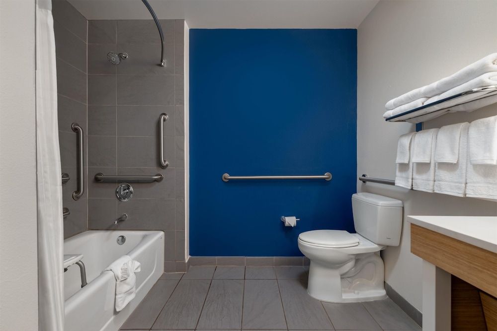 Spark by Hilton Artesia Room, 1 King Bed, Accessible, Bathtub (Mobililty) 2