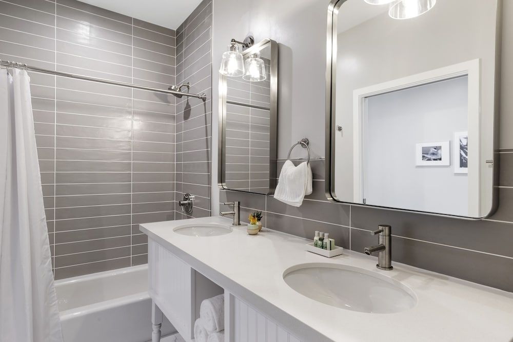 Sea Sprite Beach Club Suite, 1 King Bed with Sofa bed, Balcony, Ocean View 7