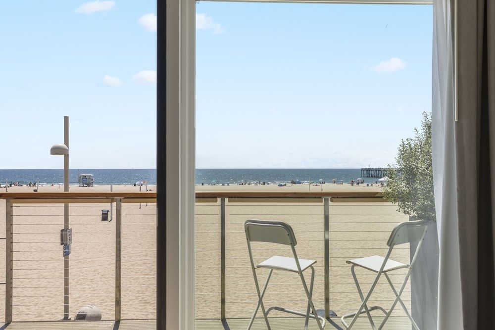 Sea Sprite Beach Club Suite, 1 King Bed with Sofa bed, Balcony, Ocean View 5