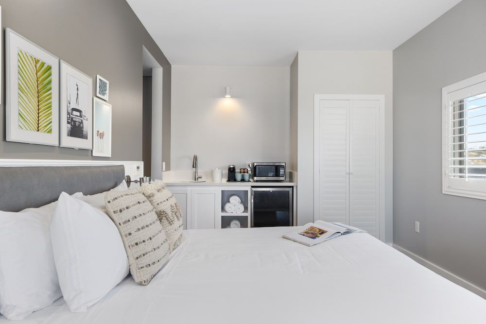 Sea Sprite Beach Club Suite, 1 King Bed with Sofa bed, Balcony, Ocean View 4