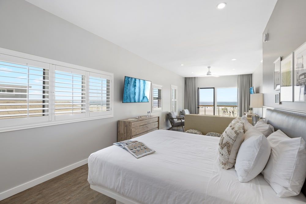 Sea Sprite Beach Club Suite, 1 King Bed with Sofa bed, Balcony, Ocean View