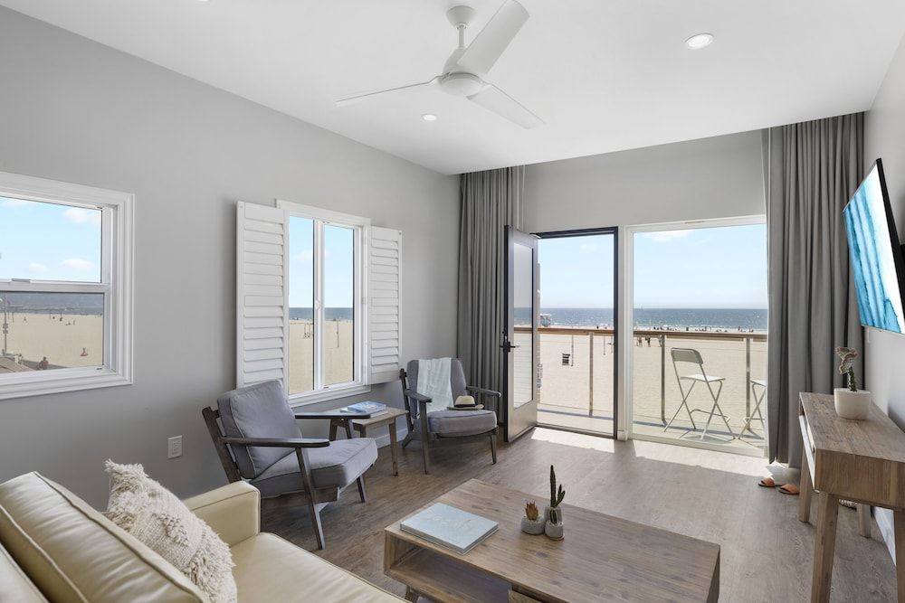 Sea Sprite Beach Club Suite, 1 King Bed with Sofa bed, Balcony, Ocean View 9