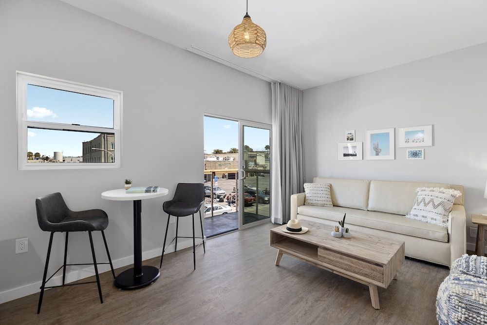 Sea Sprite Beach Club Premier Suite, Multiple Beds, Balcony, Partial Ocean View 4