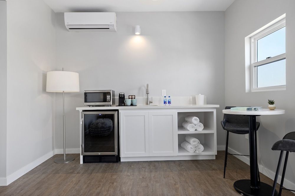 Sea Sprite Beach Club Premier Suite, Multiple Beds, Balcony, Partial Ocean View 5